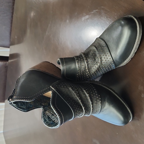 Earth Origins Ankle Booties -  Exxcellent Condition - Picture 4 of 7